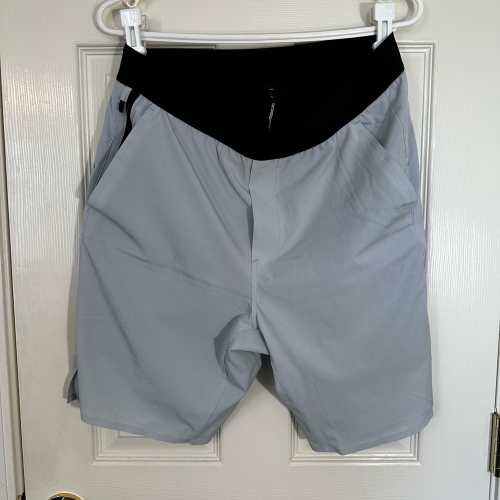 EUC Ten Thousand Light Grey Size L w/ liner 9” inseam